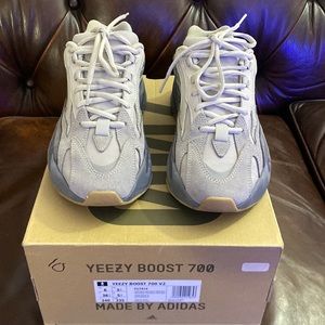 Yeezy 700  size 6 in Great condition